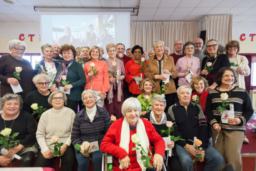 Foto di gruppo dei volontari di AIMA Associazione Italiana Malattia di Alzheimer Reggio Emilia ODV al pranzo di Natale del 13 dicembre 2025 al CTL di Bagnolo in Piano