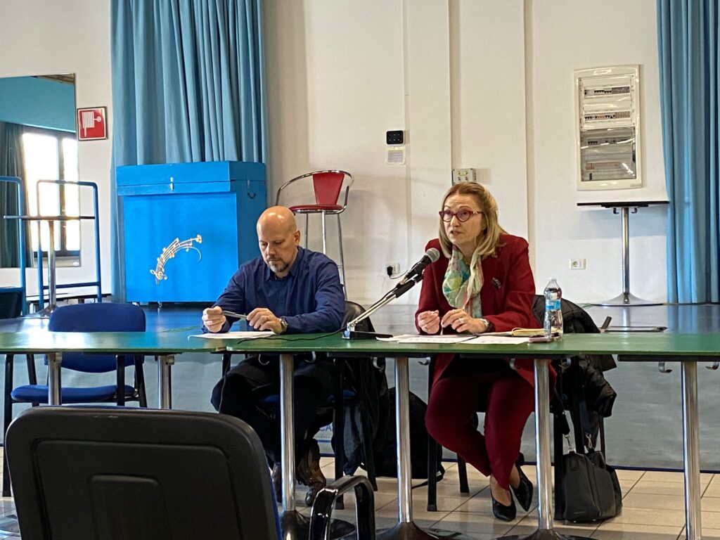 Fotografia incontro informativo sabato 25 ottobre 2025 al Centro Insieme di Reggio Emilia su "Demenza, percorsi e fasi" organizzato da AUSL IRCCS, Comune di Reggio Emilia e AIMA Associazione Italiana Malattia di Alzheimer Reggio Emilia ODV