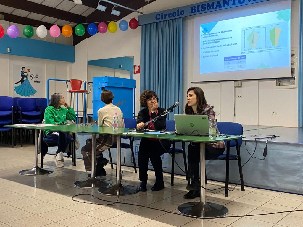 Fotografia incontro informativo sabato 29 novembre 2025 al Centro Insieme di Reggio Emilia su "Stili di vita per un buon invecchiamento” organizzato da AUSL IRCCS, Comune di Reggio Emilia e AIMA Associazione Italiana Malattia di Alzheimer Reggio Emilia ODV