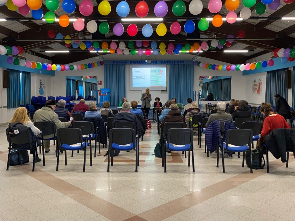 Fotografia incontro informativo sabato 29 novembre 2025 al Centro Insieme di Reggio Emilia su "Stili di vita per un buon invecchiamento” organizzato da AUSL IRCCS, Comune di Reggio Emilia e AIMA Associazione Italiana Malattia di Alzheimer Reggio Emilia ODV