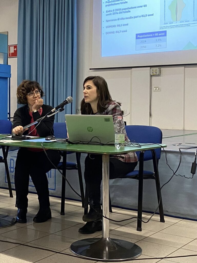 Fotografia incontro informativo sabato 29 novembre 2025 al Centro Insieme di Reggio Emilia su "Stili di vita per un buon invecchiamento” organizzato da AUSL IRCCS, Comune di Reggio Emilia e AIMA Associazione Italiana Malattia di Alzheimer Reggio Emilia ODV