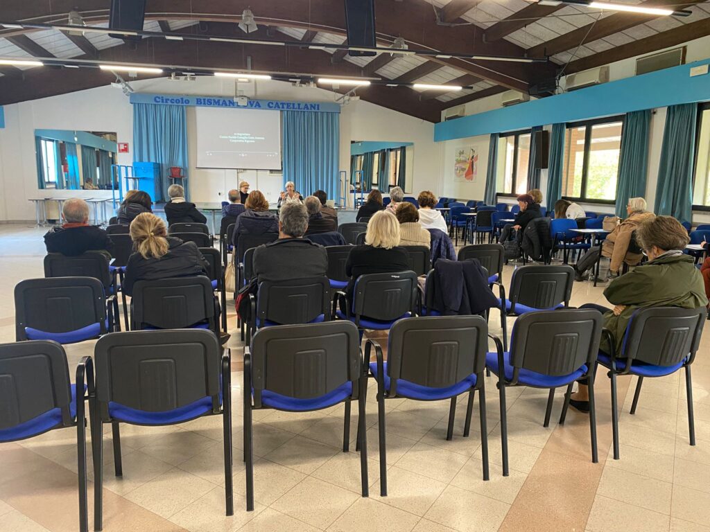 Fotografia incontro informativo sulle demenze sabato 8 novembre 2025 al Centro Insieme di Reggio Emilia sul tema "Sostegno al familiare” organizzato da AUSL IRCCS, Comune di Reggio Emilia e AIMA Associazione Italiana Malattia di Alzheimer Reggio Emilia ODV