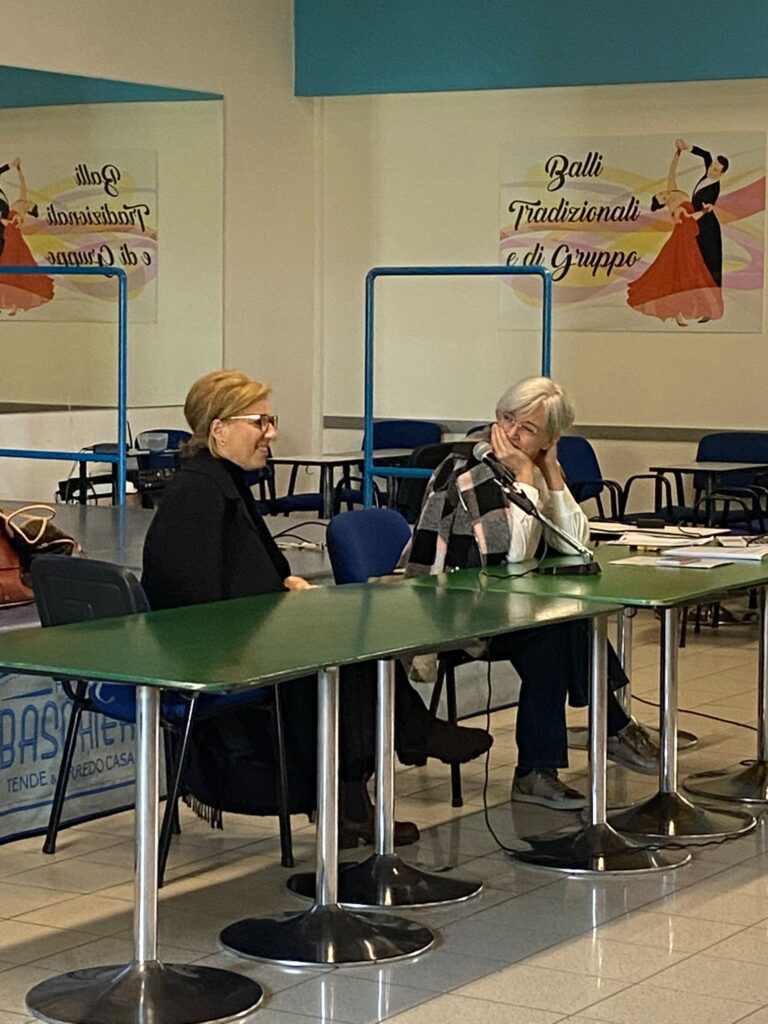 Fotografia incontro informativo sulle demenze sabato 8 novembre 2025 al Centro Insieme di Reggio Emilia sul tema "Sostegno al familiare” organizzato da AUSL IRCCS, Comune di Reggio Emilia e AIMA Associazione Italiana Malattia di Alzheimer Reggio Emilia ODV