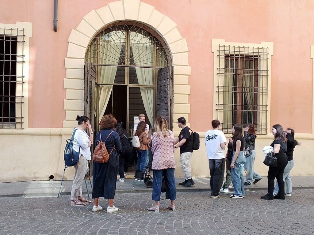 incontro informativo teatralizzato “Il viaggio del Caregiver” che si è tenuto in occasione del Caregiver Day presso la Sala dell’Antico Portico di Guastalla