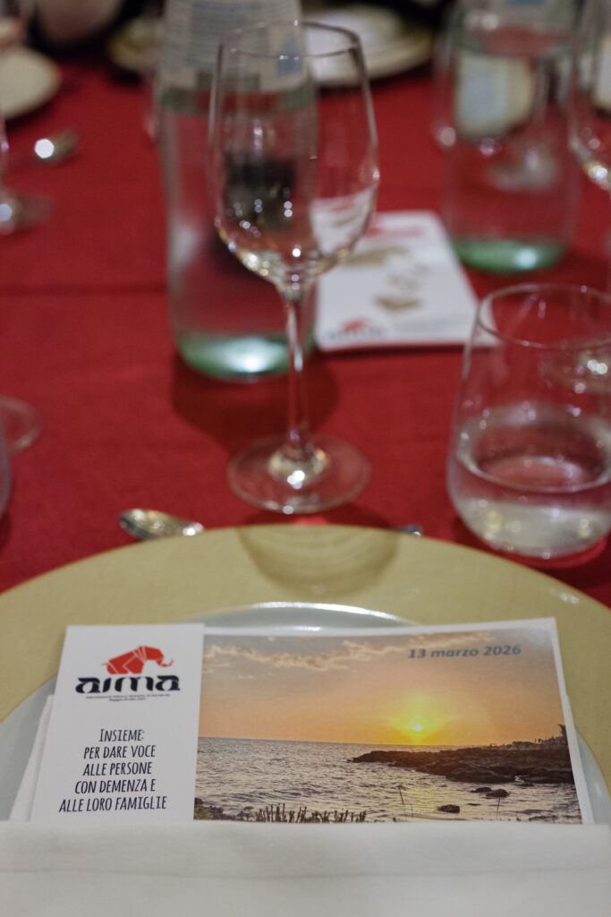 Tavola elegante apparecchiata con i menù della serata I Liffi per AIMA