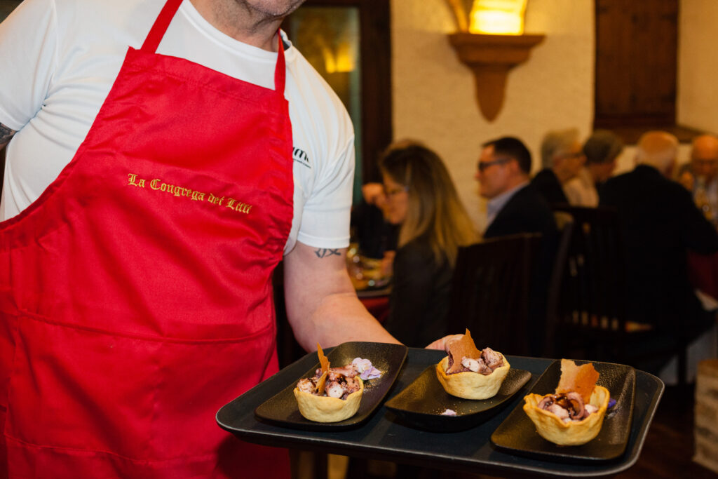Cestino di Polpo con gelato al Parmigiano Reggiano, uno dei piatti gourmet serviti durante la cena.