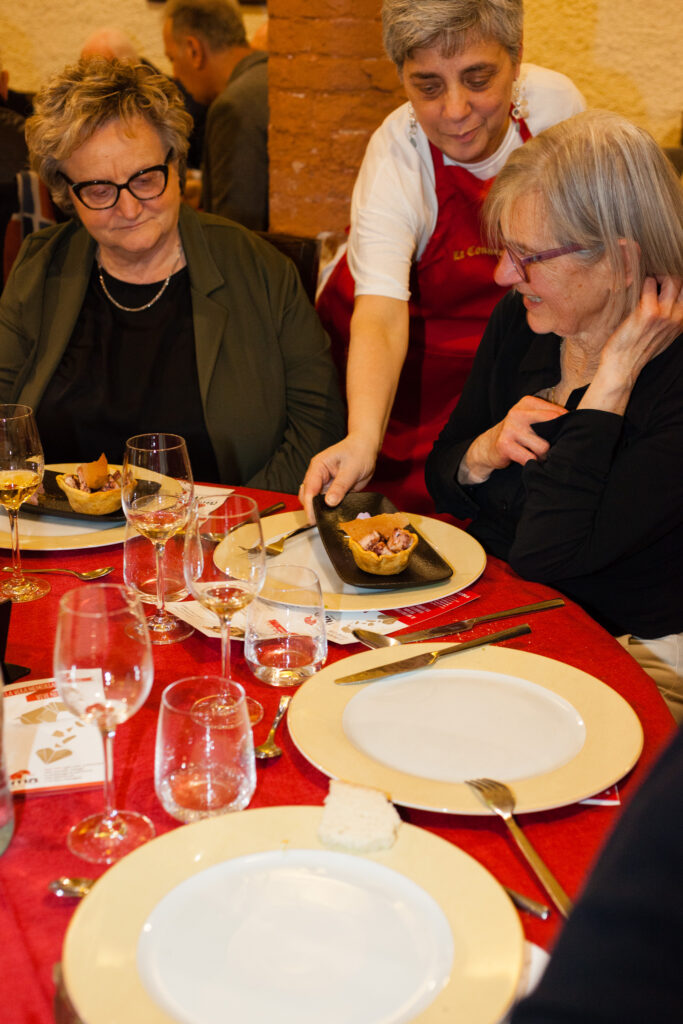 Cestino di Polpo con gelato al Parmigiano Reggiano, uno dei piatti gourmet serviti durante la cena.