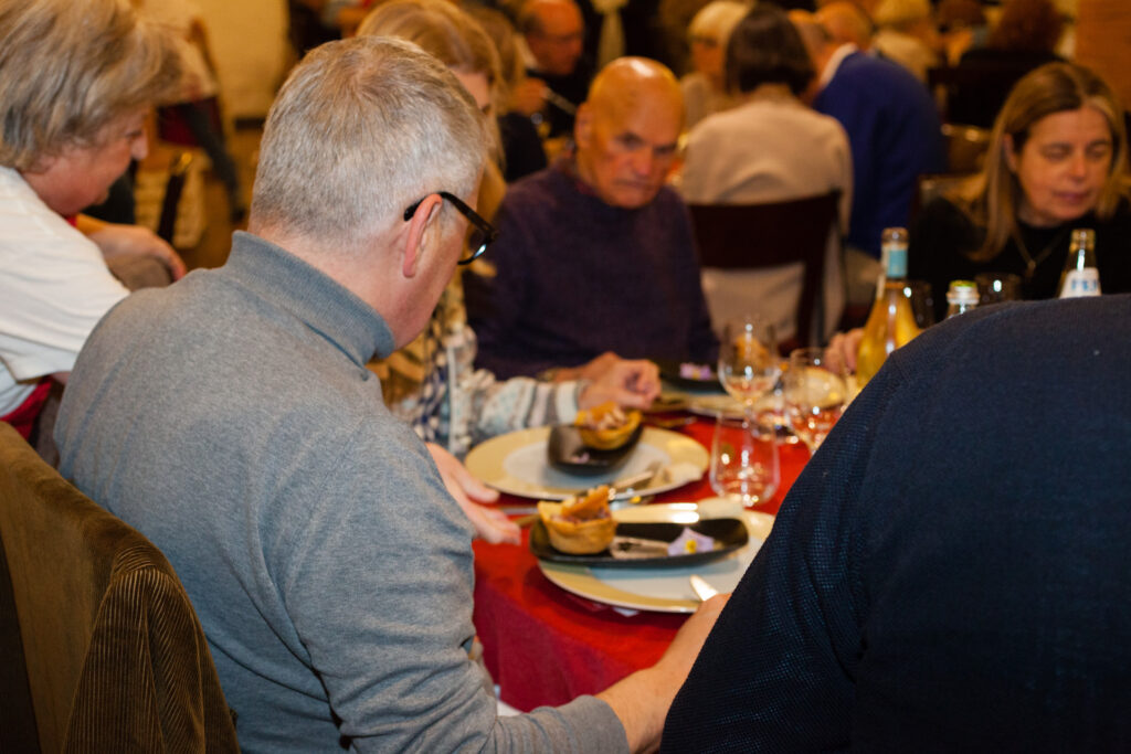 Oltre 80 persone sedute ai tavoli della Congrega dei Liffi per la cena di beneficenza a sostegno di AIMA Reggio Emilia