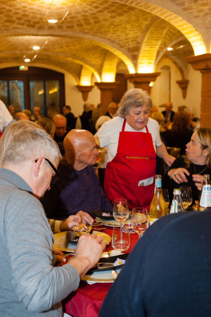 Oltre 80 persone sedute ai tavoli della Congrega dei Liffi per la cena di beneficenza a sostegno di AIMA Reggio Emilia
