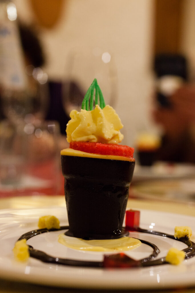 Dessert Amarcord in guscio croccante, la rivisitazione della zuppa inglese preparata dai Liffi.