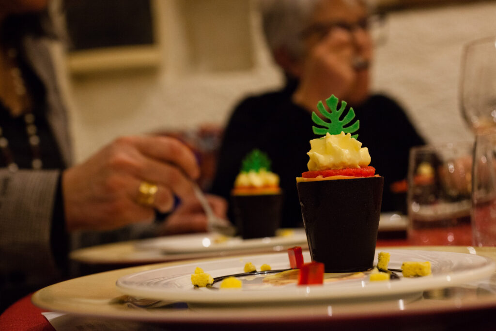 Dessert Amarcord in guscio croccante, la rivisitazione della zuppa inglese preparata dai Liffi.