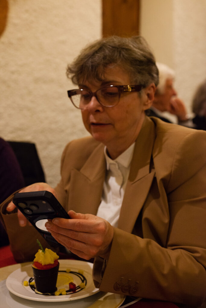 Dessert Amarcord in guscio croccante, la rivisitazione della zuppa inglese preparata dai Liffi.