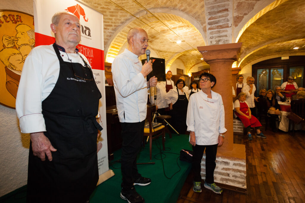 foto di gruppo dei volontari della Congrega dei Liffi - cena di venerdì 13 marzo 2026 per AIMA Reggio Emilia ODV