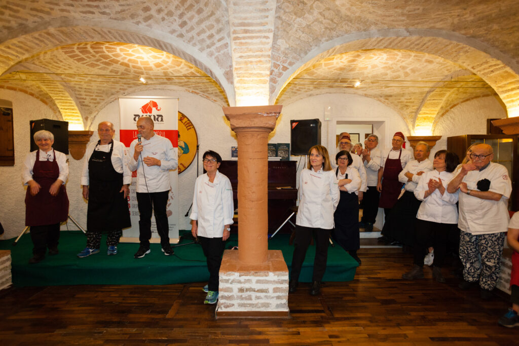 foto di gruppo dei volontari della Congrega dei Liffi - cena di venerdì 13 marzo 2026 per AIMA Reggio Emilia ODV