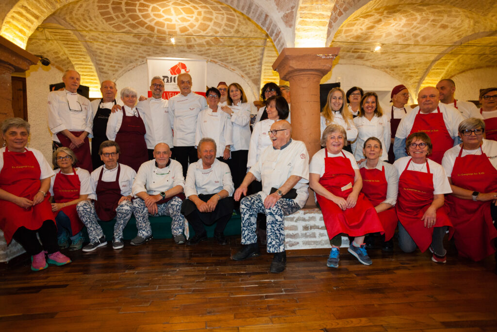 foto di gruppo volontari Congrega dei Liffi e AIMA Reggio Emilia - cena di venerdì 13 marzo 2026