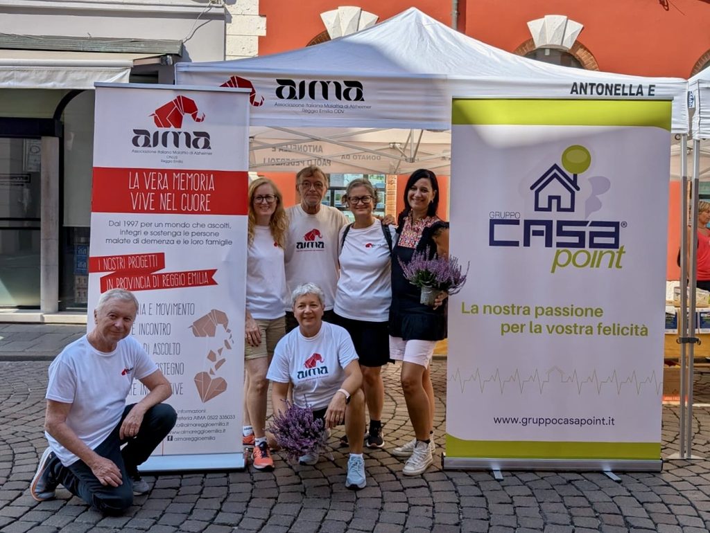 Foto di gruppo dello staff Camminata Guastalla 2026 davanti alla sede di Casapoint - volontari AIMA Associazione Italiana Malattia di Alzheimer Reggio Emilia ODV