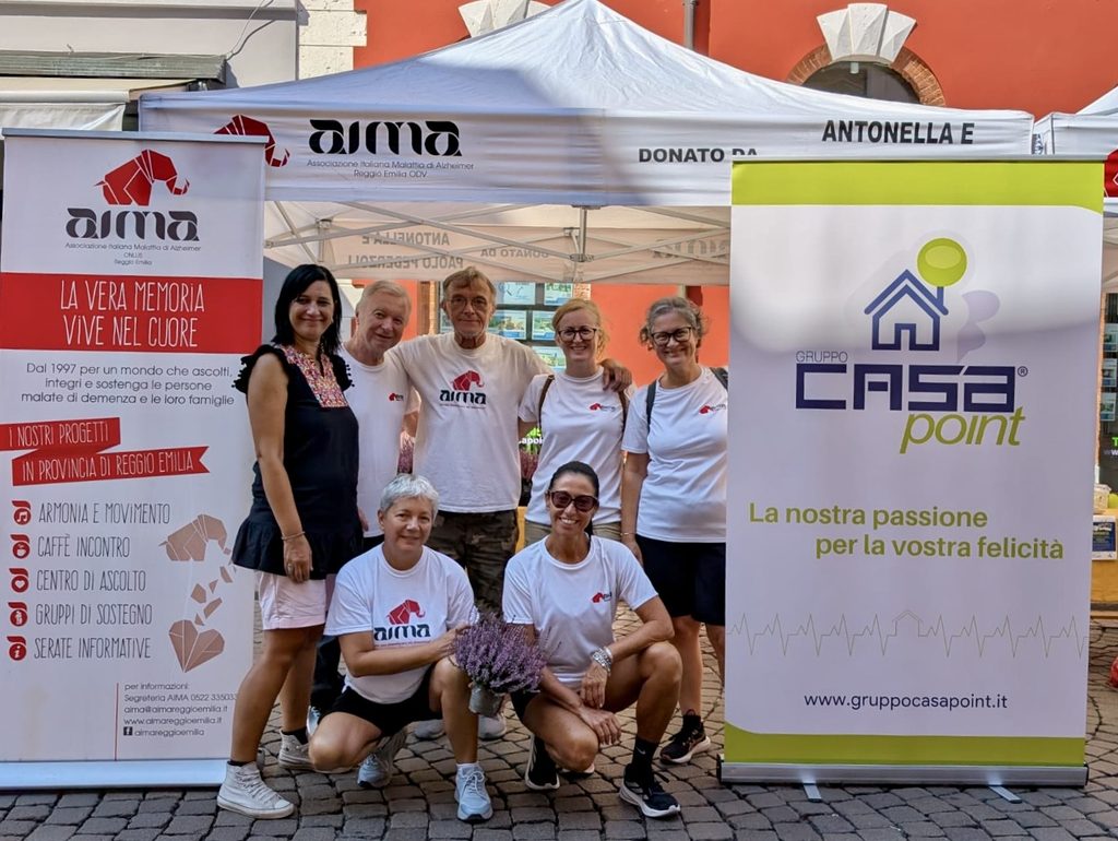Foto di gruppo dello staff Camminata Guastalla 2026 davanti alla sede di Casapoint - volontari AIMA Associazione Italiana Malattia di Alzheimer Reggio Emilia ODV