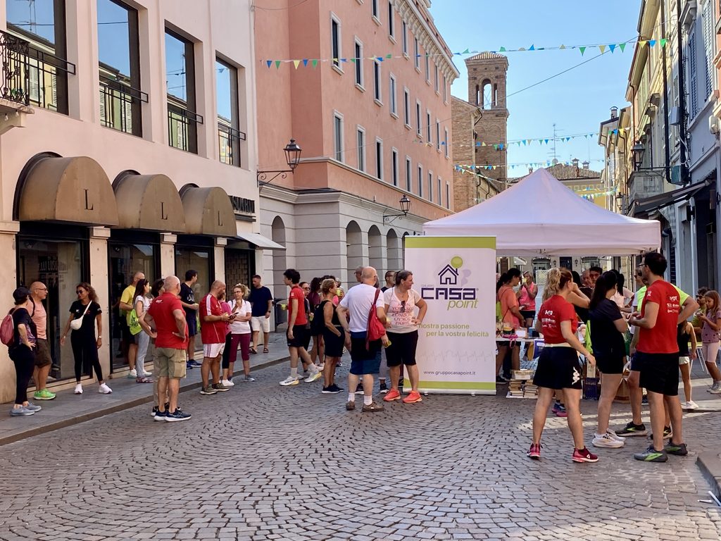 Foto dei partecipanti alla Camminata Guastalla 2026 davanti alla sede di Casapoint con AIMA Associazione Italiana Malattia di Alzheimer Reggio Emilia ODV