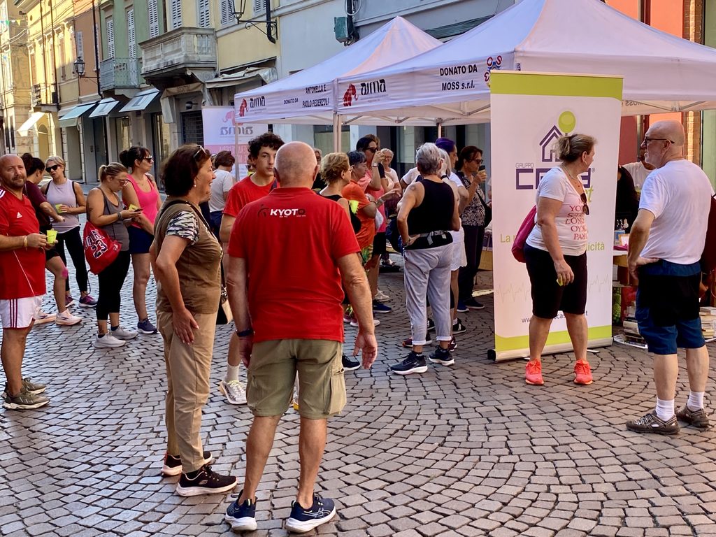 Foto dei partecipanti alla Camminata Guastalla 2026 davanti alla sede di Casapoint con AIMA Associazione Italiana Malattia di Alzheimer Reggio Emilia ODV