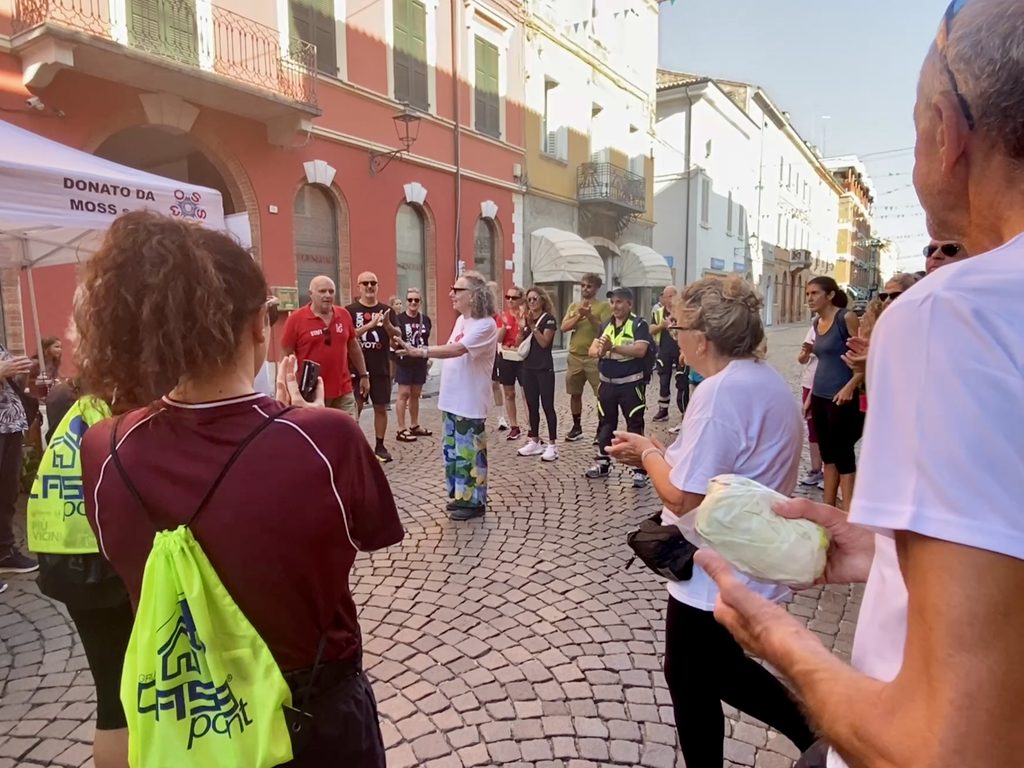 Foto dei partecipanti alla Camminata Guastalla 2026 davanti alla sede di Casapoint con AIMA Associazione Italiana Malattia di Alzheimer Reggio Emilia ODV