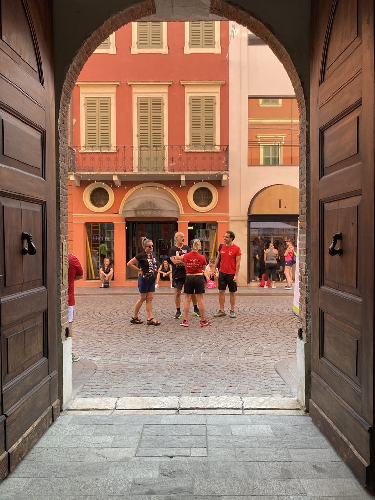 Foto dei partecipanti alla Camminata Guastalla 2026 davanti alla sede di Casapoint con AIMA Associazione Italiana Malattia di Alzheimer Reggio Emilia ODV - volontari di Kyoto Center