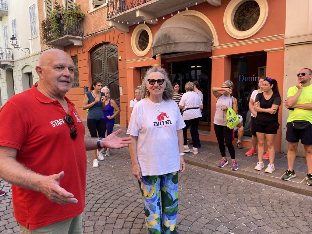 Foto dei partecipanti alla Camminata Guastalla 2026 davanti alla sede di Casapoint - il Presidente di Kyoto Center e la Vicepresidente di AIMA Associazione Italiana Malattia di Alzheimer Reggio Emilia ODV