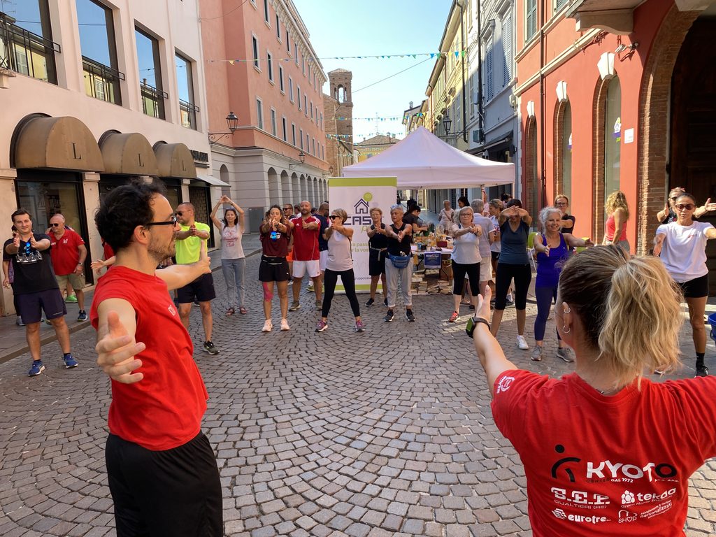 Un momento di ginnastica con Kyoto Center al termina della Camminata Guastalla 2026